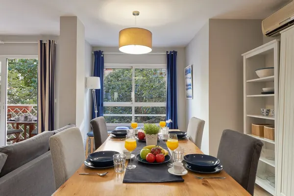 Dining area looking toward the living room window at H&T Dream Stays apartment in Málaga